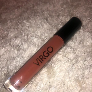 MAKEUP REVOLUTION LIPGLOSS LIPSTICK - Frakt kostar 14kr inte 29. Oöppnat dvs helt nytt.  Fotar/filmar när paketet packas och lämnas till brevlåda. Samfraktar