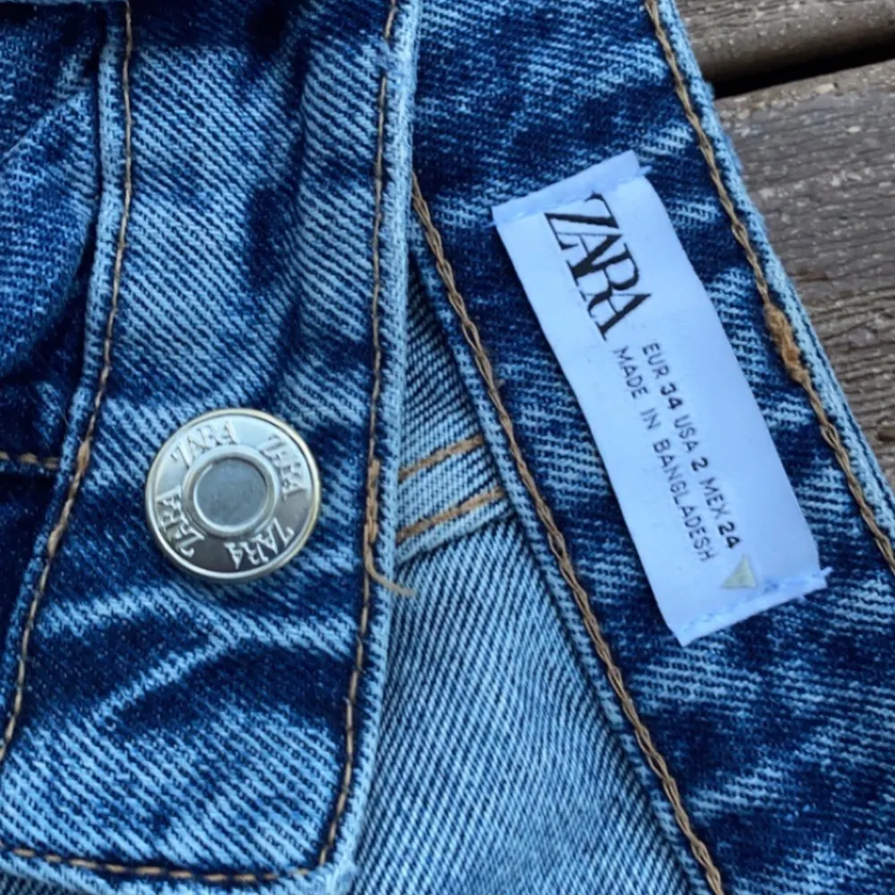 Säljer mina low Rise jeans från zara då jag har tröttnat på dom. Super bra skick och köpa ungifär 1 månad sen, original pris 399. 💗 . Jeans & Byxor.