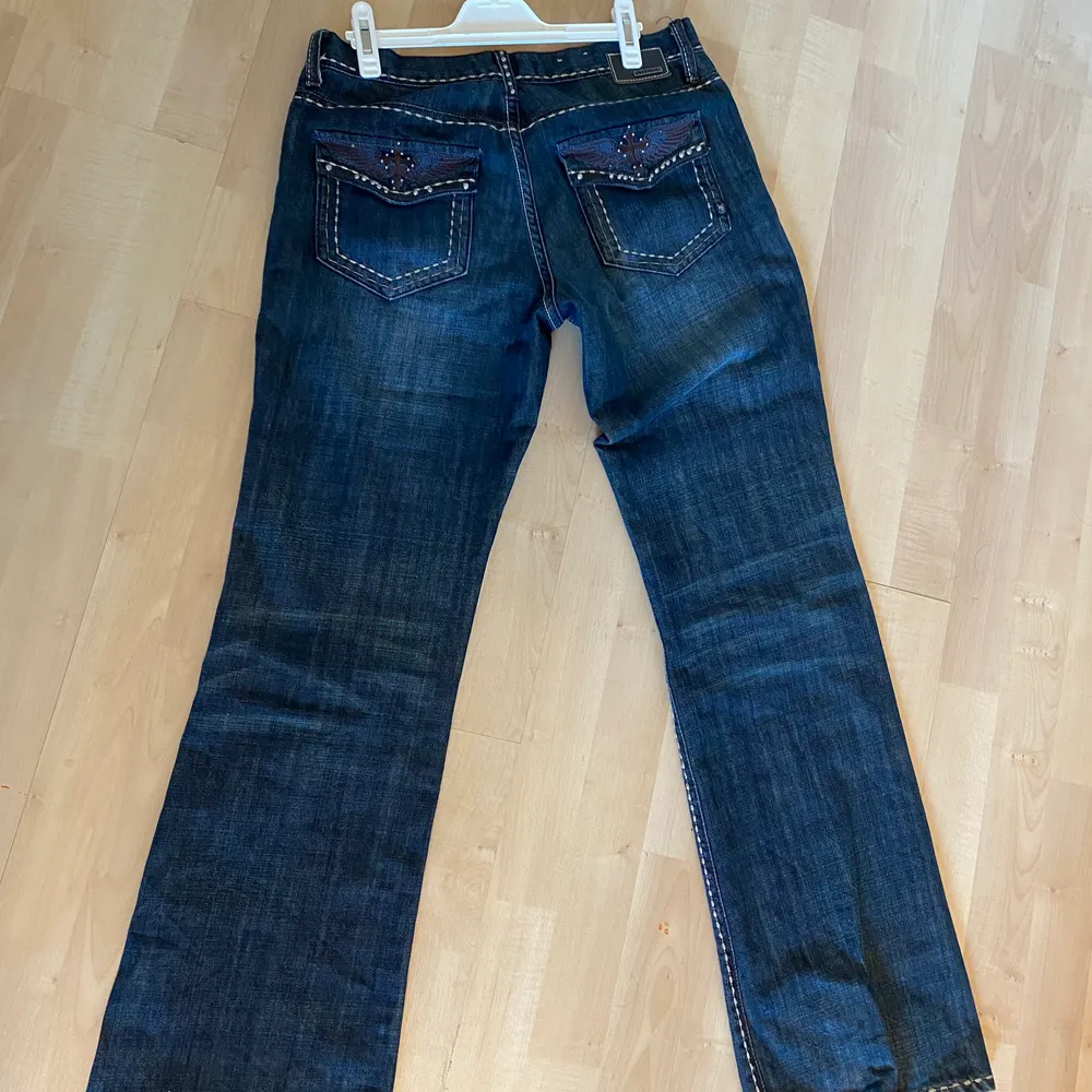 Säljer dessa as snygga jeans som är köpta på second hand för 500kr ⚡️😍🫶🌸🌺. Jeans & Byxor.