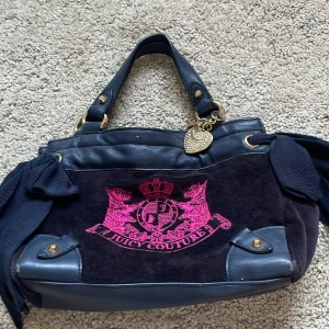 Juicy couture väska  - Säljer min juicy couture väska, lite sliten men väldigt ren. Den finns inte kvar att köpa på hemsidan 