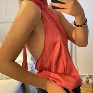 Satin topp - Snygg satin topp i superfin färg. Orginallt från Gina trico men säljs tyvär inte länge ! 