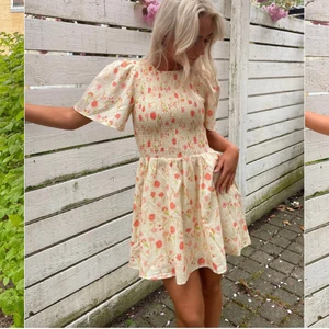 Klänning från ItsMay - Superfin klänning från ItsMay. Ordinariepris 859kr. Använd endast 1 gång. Säljer den då jag tyvärr inte fått så mycket användning för den som jag önskar! Den är i superfint skick!