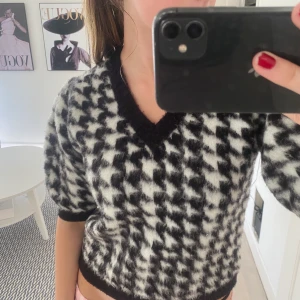 Stickad blus/topp nakd - Hej, säljer nu min stickade topp från NA-KD i ett bra skick.💕