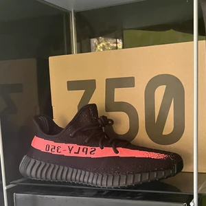 Adidas yeezy 350 core black - 💥Yeezy 350 core black i storlek 47 och 1/3💥 DS(aldrig använda/provade) ✅ Box och kvitto finns ✅🔥Svarar gärna på frågor/skickar fler bilder🔥 📦Kan frakta eller mötas upp i Stockholm📦  💜Pris kan diskuteras vid snabb affär💜