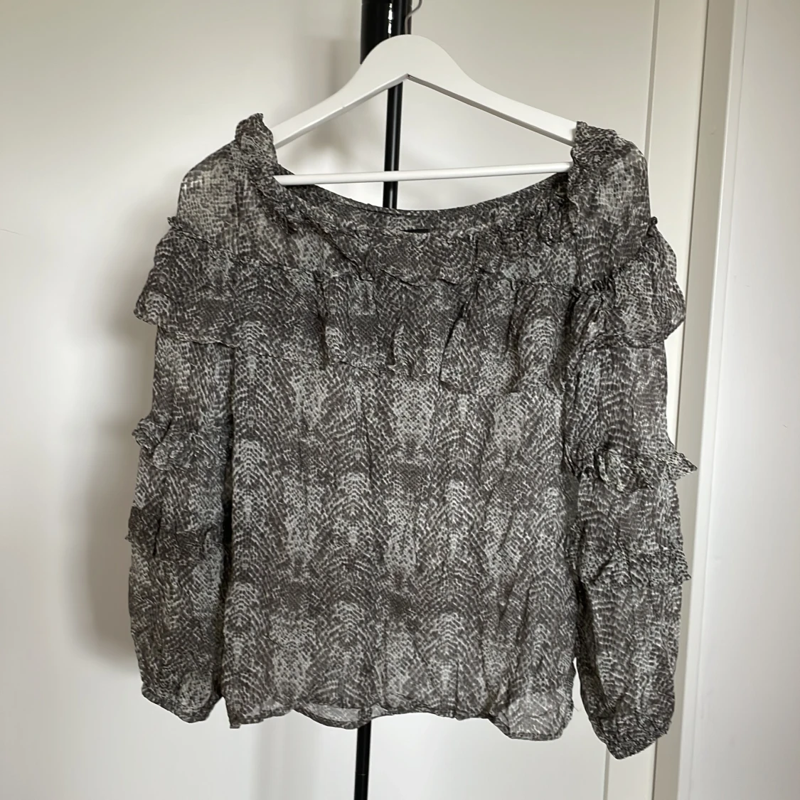 Grå top med volanger!