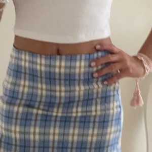 Blå rutig kjol med öppen slits!  - Jätte fin blårutig kjol! tidigare köpt från SHEIN!  Använt en gång så är alltså i typ nyskick! Går att använda som tröja också vilket ni ser på bilderna! Tröjan är för 10 år men passar mig som är 13 kontakta mig vid intresse Köparen står för frakten <333