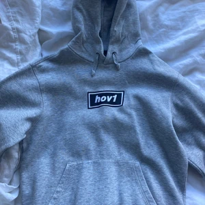 Hov1 - hoodie  - Använd ändats 1 gång vilket man märker på materialet att det är nyskick. Inga fläckar eller hål.  Säljer för 350 kr + frakt eftersom den är i så bra skick. ( Kan även mötas upp i Uppsala).  Original pris är 600kr. 