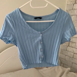 Blå topp - Jättefin blå topp som jag knappt använt mer än en gång! Fint skick och bekväm!💓🙌🏼