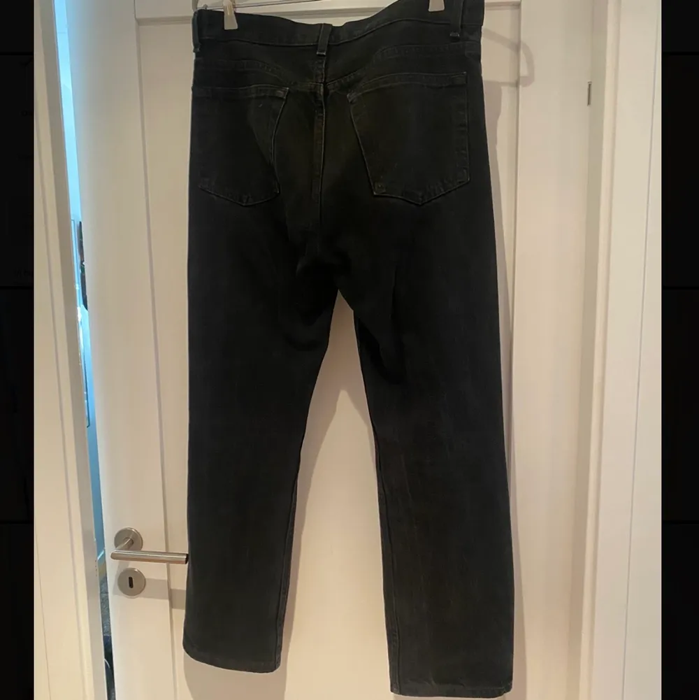 Svarta vintage jeans i en washed färg.  Dem är lite bredare och även raka i benen. . Jeans & Byxor.