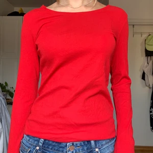 H&M tröja strlk M/S - Säljer denna snygga tröja från H&M i storlek M/S. Bra skick! Frakt blir 51kr men kan även mötas upp💞⭐️