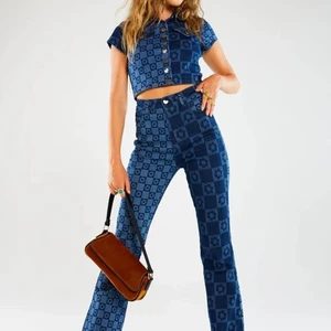 Jättefina jeans från Jaded London! Nyskick  - Jeansen är i storlek 28 men är stora i storleken. Skulle säga att de passar en person med storlek 38/40. Säljes då de är för stora. Nypris 780 kr. Endast använda 2 ggr.   De sitter superfint och är stretchiga och bekväma. 