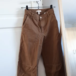 Bruna vida tapered byxor cargopants  - Snygga vida bruna byxor, lite smalare mot slutet av benen, hög midja!🐻 Hade behållt dem om det inte är för att de är  för små😭😭🐻