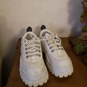 Eytys Angel vita - Säljer dessa Eytys pga tyvärr för små för mig. De är 24.8 cm långa. Köpta här på Plick, därefter oanvända! Gott skick, lite smutsiga men som kan rengöras.:) Frakt tillkommer