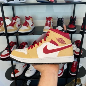 Jordan 1 Red curry - Skit snygg sko som passar till allt! Storlekar 40-44