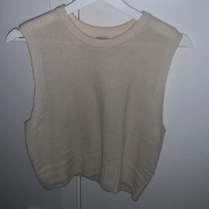 Väst  - En vit väst som aldrig är använd, den är köpt på Ullared och är i mycket bra skick, storleken är 170 ✨❤️ 70kr ink frakt