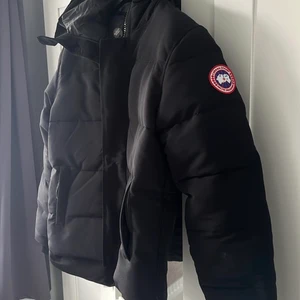 Canada goose vinter jacka  - ENDAST använd en vinter, säljer pga att faller ej i smaken längre  Kvitto finns vid behov Inga skador osv