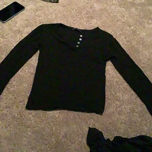 Zara tröja  - Snygg croppad tröja med knappar från zara i storlek S passar även XS, använd några få gånger, jättebra skick!❤️