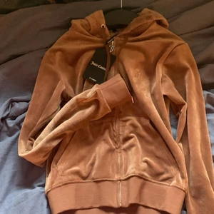 Juicy tröja - Säljer min Juicy tröja använder bara 1-2 gånger i nyskick säljer för samma pris som jag köpte den för efter som den är helt ny! Köparen står för frakten. Hör av dig om du vill köpa eller är intresserad. Har även kvittot om du vill ha. Xs o passar upp t M