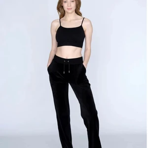 svarta juicy byxor strl m känns som s/m 760kr ink frakt  - jag säljer mina classic velour del rat pant black. från juciy cutour köptes för 1100kr från drygt en månad sen 860 kr inkl frakt men 760kr för snabbt köp