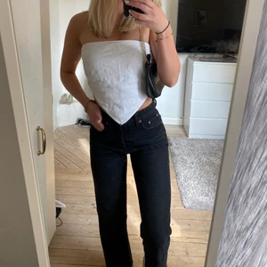 svarta jeans - jeans från zara som sitter så snyggt på kroppen! jag är 170 cm✨💕