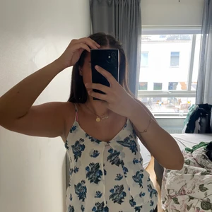 Blommig linne  - Aldrig använd, endast provat. Storlek S passar även M. 