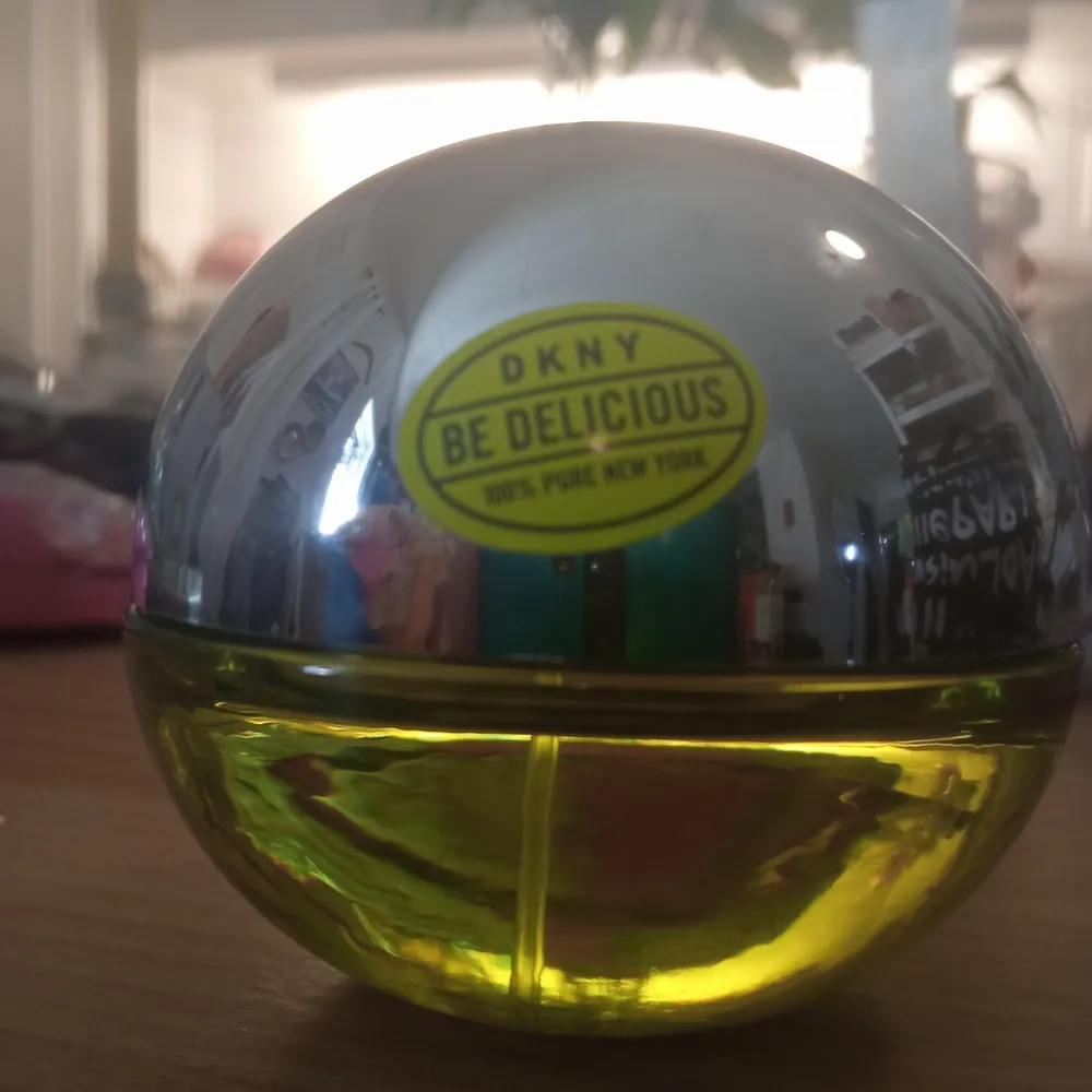 DKNY Be Delicious Green Apple, eau de parfum 30 ml. Ytterst lite använd. Köpt för 499 kr, säljer för 250 plus eventuell frakt 💚💚💚. Övrigt.