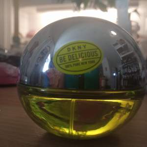 DKNY Be Delicious Green Apple, eau de parfum 30 ml. Ytterst lite använd. Köpt för 499 kr, säljer för 200 plus eventuell frakt 💚💚💚