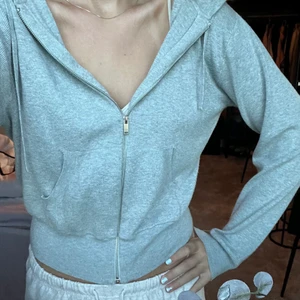 Zip hoodie - Säljer denna slutsålda populära koftan från hm! Den sitter så najs och det finns inga direkta dekekter mer än att den kanske har nån eller några nopprar på sig! KÖP DIREKT FÖR 400kr