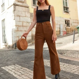 Bruna byxor storlek M - Beställda från Shein men är för stora, skulle säga att de känns mer som L. Jobbar i gamla stan i Stockholm och kan mötas upp vardagar efter 17.