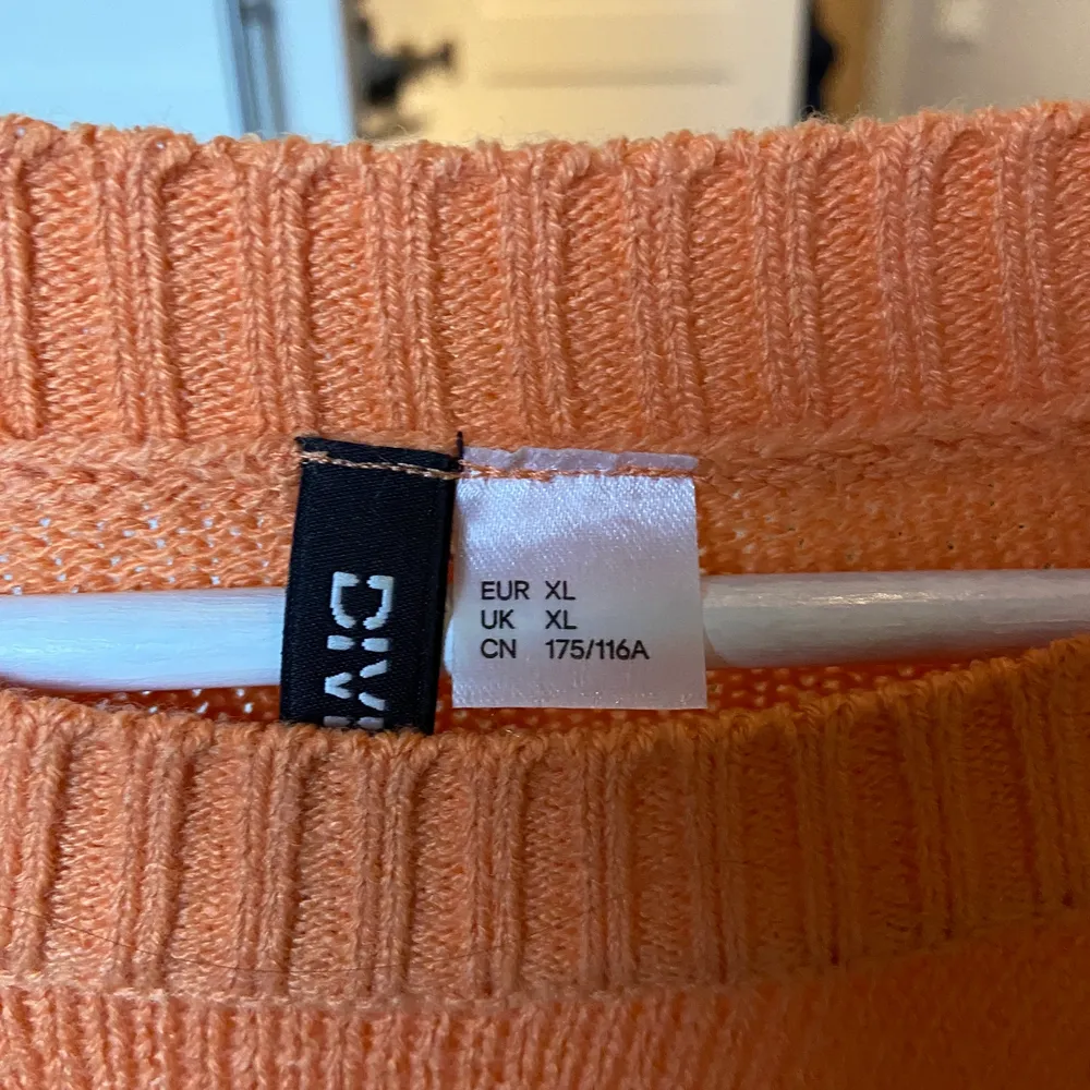 Orange stickad tröja från hm. Står XL men sitter bra på mig som är en 36/38. Stickat.