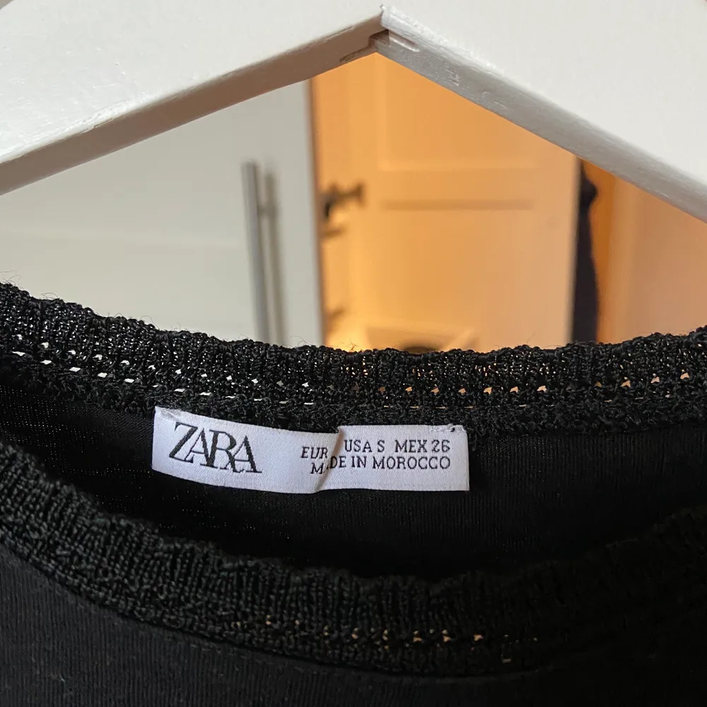 Svart Zara T-shirt med spets på halslinningen. Frakt ingår i priset. . T-shirts.