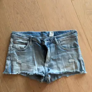 Söta jeans shorts från HM  i st 164. Ganska välanvända men fortfarande i bra skick!💕