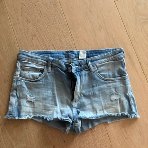 Super söta Jeans shorts!💕 - Söta jeans shorts från HM  i st 164. Ganska välanvända men fortfarande i bra skick!💕