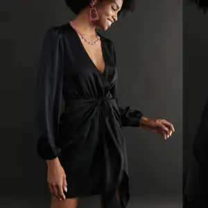 Helt oanvänd klänning från GinaTricot, så snygg nu till nyår ☺️ köparen står för frakt