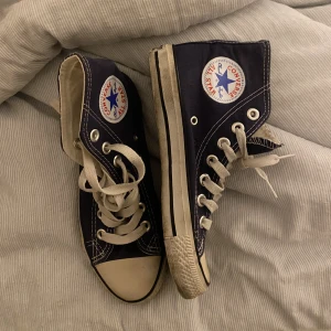 Mörkblå converse - Köparen står för frakten💖