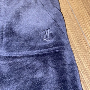 Marinblåa juicy - tryck INTE köp direkt. Jätte fina marinblå juicy byxor, bra skick, använda ca 5 gng och tvättats 1 gång. (Tvättats innan vi skickar iväg) inga skador på dem.