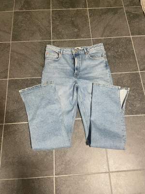 Hej, säljer mina nya jeans från lager ändas testade:) storlek L-M TRYCK EJ PÅ KÖP NU