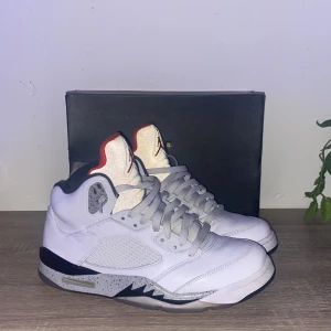 Jordan 5 white cement  - 5000kr nypris, säljer billigt för jag behöver pengar, dom snyggaste 5orna enligt mig o dom är i skick 9/10 skulle jag säga, storlek 43 men stora så passar mig som har 44/45, it org box