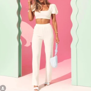 Linnebyxor Bianca Ingrosso - Vita linnebyxor från Biancas kollektion med Nelly. Oanvända. Bra längd i benen, storlek 36💞Nypris 599:-