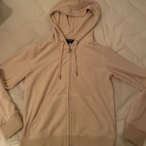 Juciy Coutue hoodie  - Säljer nu denna fina ljusrosa juciy tröja pågrund av att den inte kommer till användning. Aldrig använd så jätte bra skick! Köpt för 1200 kr men säljer den för 700❣️