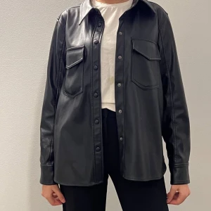 Skinjacka - Här är en jacka från Carin Wester.  Obs! Kunden står för frakten. 