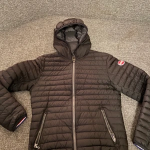 Colmar jacka - Tja, säljer min colmar jacka eftersom den tyvär är för liten för mig, men annars är den väldigt stilig. Vid frågor är det bara att höra av er :)