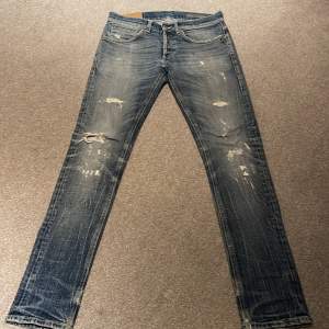 Dondup Jeans mycket bra skick! Storlek: 31 Modell: George (skinny fit) Nypris: 3400kr