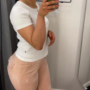 Juicy couture byxor - Säljer mina rosa juicy couture byxor då dom inte kommer till andvändning. har andvänt dom ca 5 gånger och dom är som nya💗 köpa för 999 kr och är i slk M. Jag är 170. Priset går att diskuteras vid snabb affär.