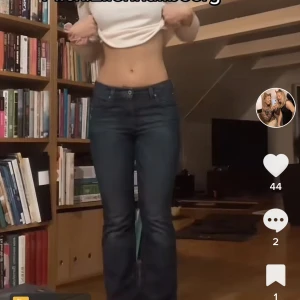 Levis jeans lowwaist bootcut - Vintage lågmidjade Levis bootcut jeans, storlek 28 men passar xs/liten S