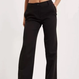 Kostymbyxor  - Ganska nya kostymbyxor. Säljer pga av att det är fel storlek. 150kr exklusive frakt 