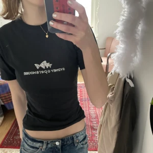 T-shirt - Söt tshirt köpt second hand💓 den är lite insydd för en mer tight look