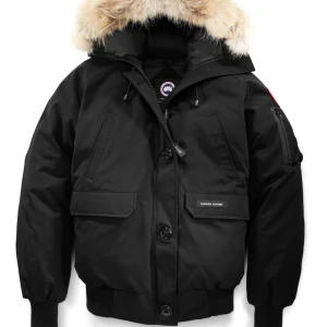 Canada goose Chilliwack raccoon jacket - Säljer min systers gamla jacka, hon använder inte den så säljer den. Storlek S/P men passar även nån i M. Köptes för ca 7000:- säljer för 2500 kr. 