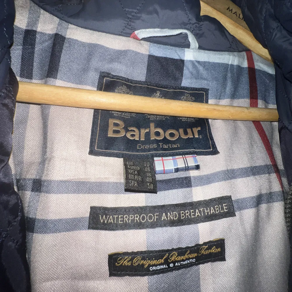 Superfin mörkblå vinterjacka från Barbour. Mysig luva med päls. Varm och skön samt vattenavvisande. I nyskick, använd 1 gång. Säljer då den inte längre passar. Strl 44/46 men funkar även för 40/42 om man vill ha en tjockare tröja under. Nypris: 4000kr.. Jackor.