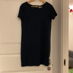 Klänning  - Klänning i fint skick  Storlek S Färg: mörkblå  Märke: Vila Frakt tillkommer  